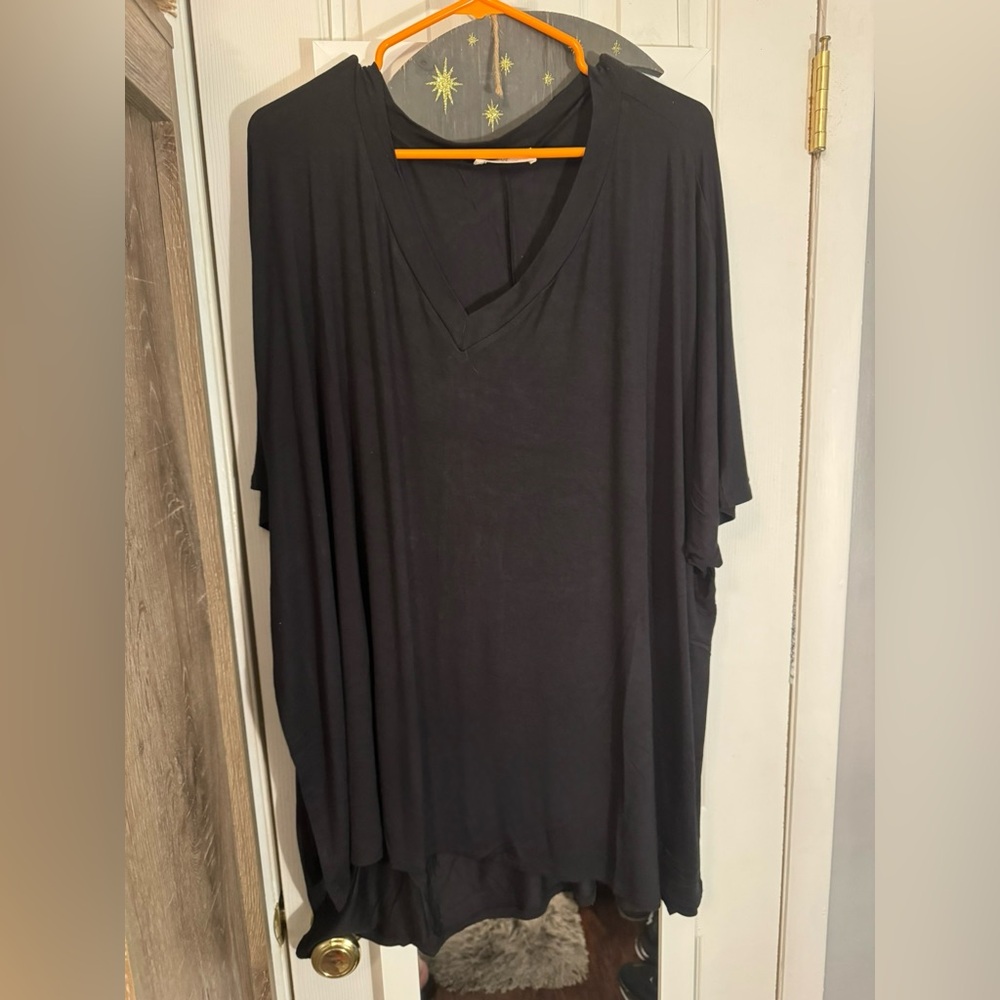 Zenana Outfitters Black V-Neck Short Sleeve Top